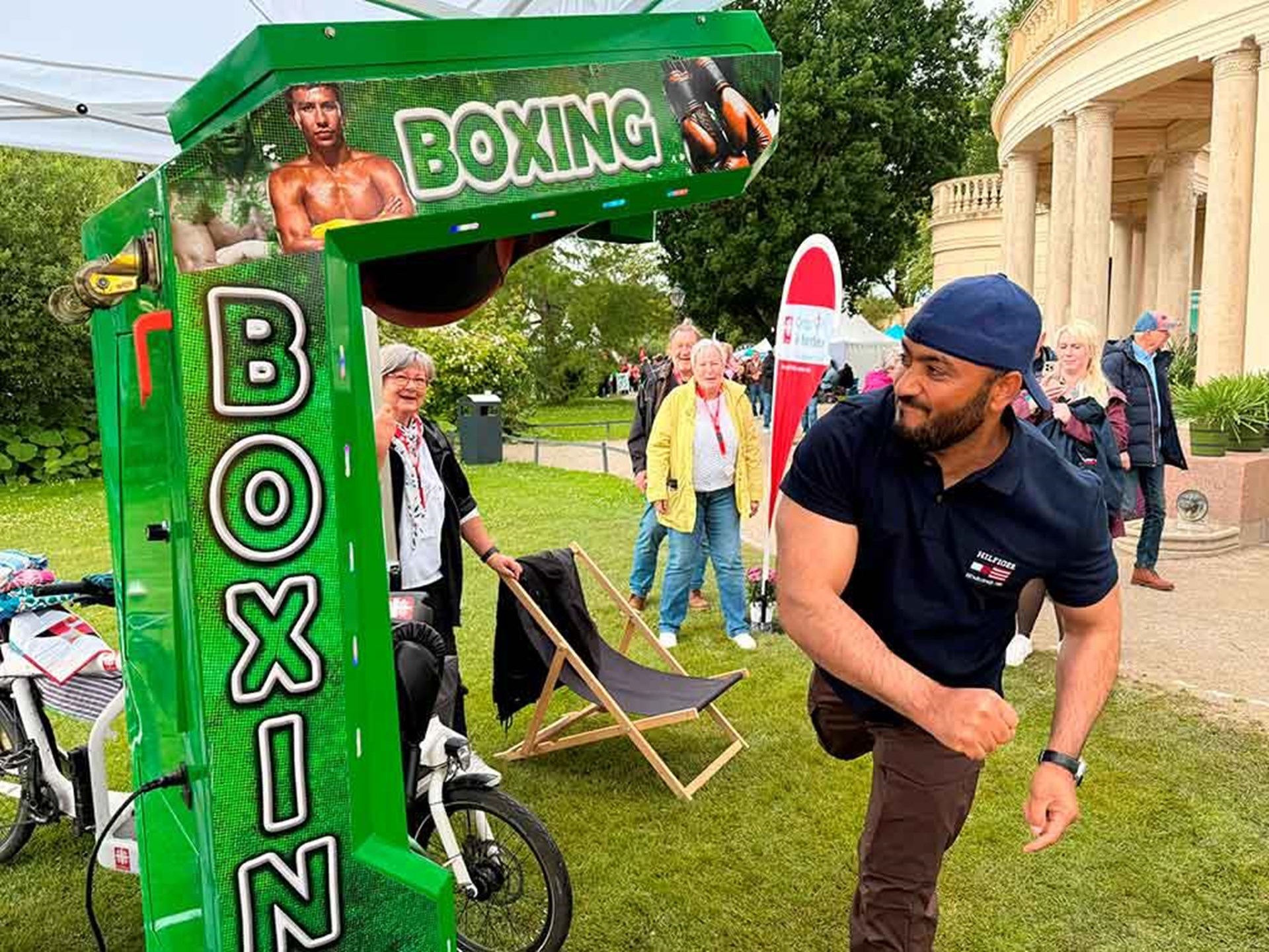Ein Mann steht vor einem Boxautomaten.