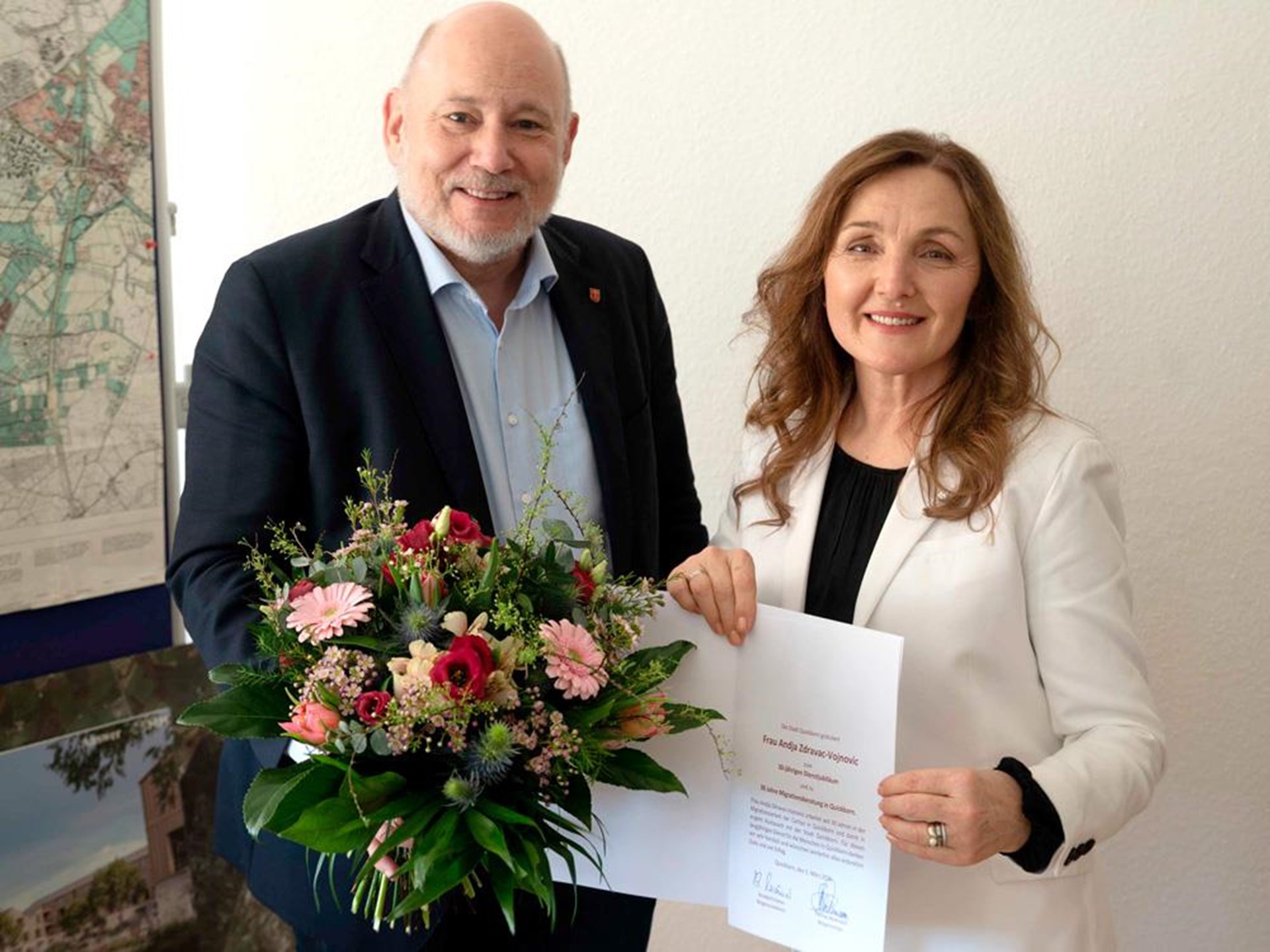 Thomas Beckmann, Bürgermeister von Quickborn, übergibt die Urkunde an Andja Zdavac-Vojnovic.
