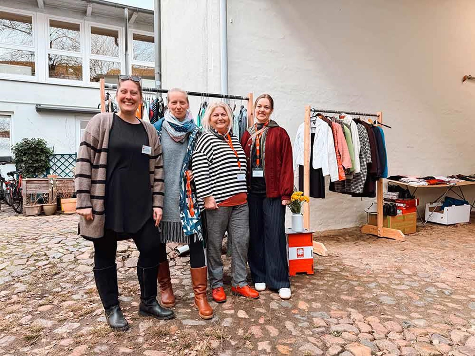 Vier Personen stehen in unserer Kleiderkammer in Kiel