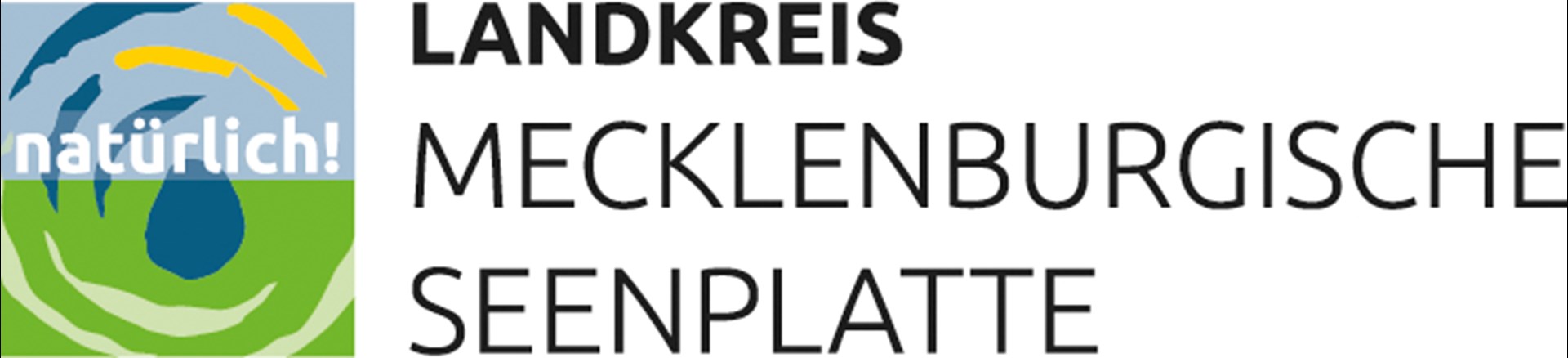 Logo des Landkreises, Ein in blau und grün gehaltener unregelmäßiger Kreis, rechts oben zwei Striche gelb. Text im Vordergrund: natürlich! Mecklenburgische Seenplatte