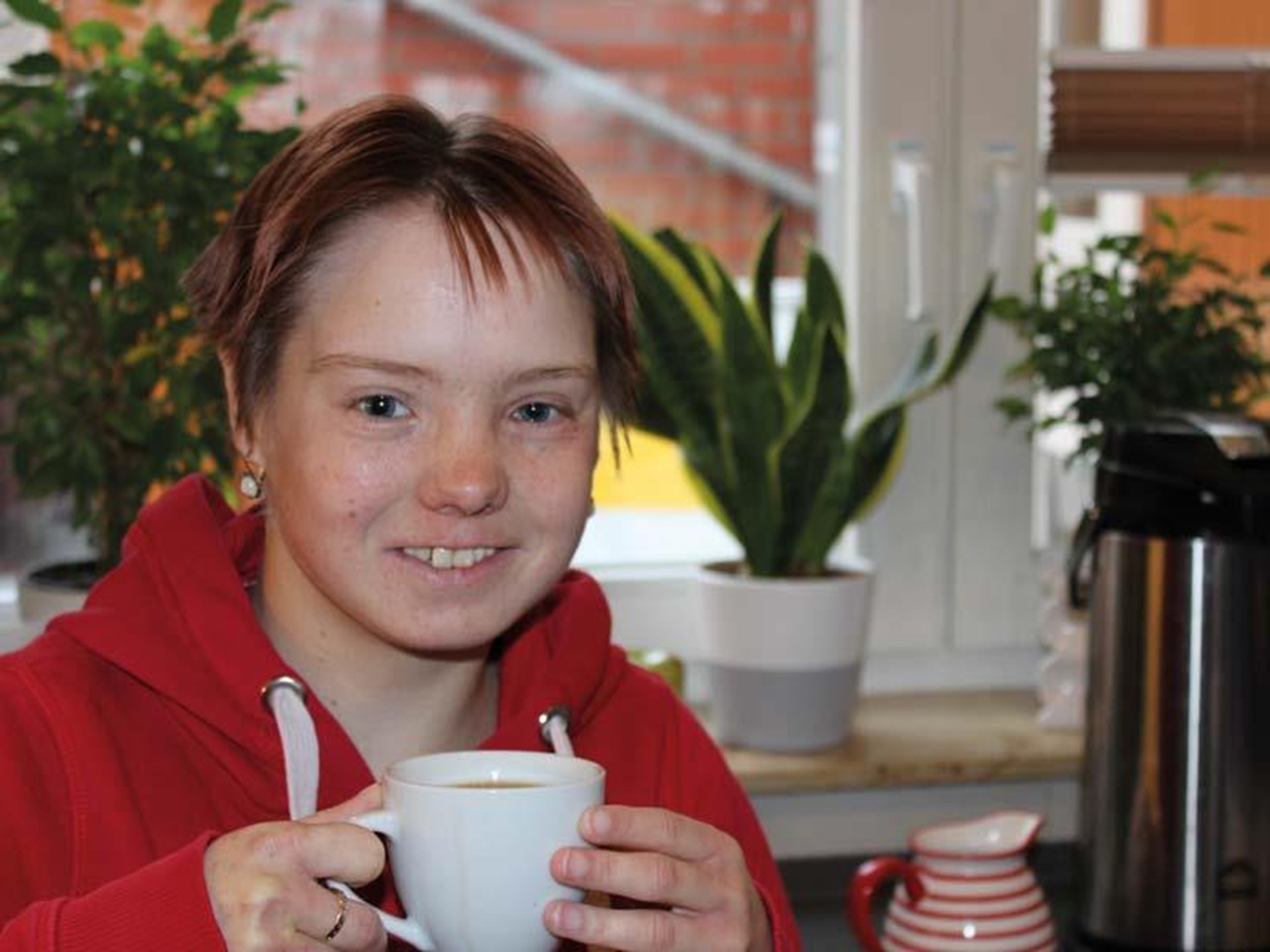 Bewohnerin in der Wohnstätte St. Josef Dreilützow trinkt einen Kaffee