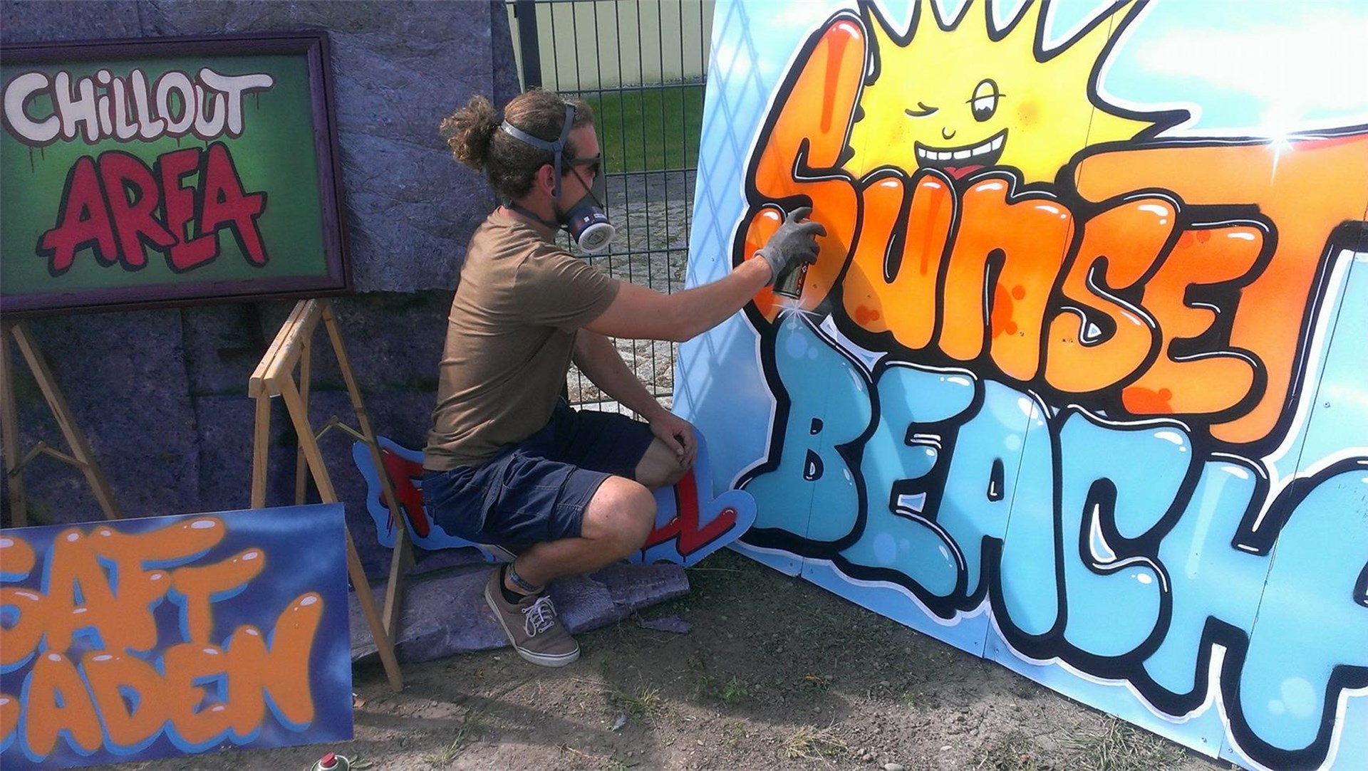 Ein mann srayt Sunset Beach auf eine Leinwand
