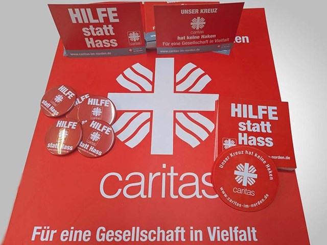Foto der Elemente der Kampagne gegen Rechts, Plakat, Postkarten, Aufkleber und Ansteckbuttons