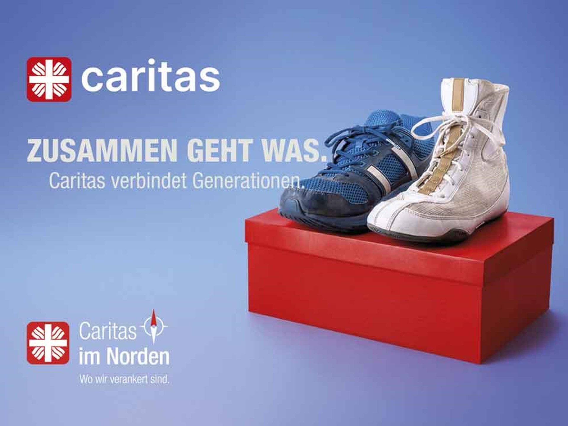 Motiv der Caritas-Jahreskampagne 2026: zwei gebrauchte Boxschuhe auf einem roten Schuhkarton mit dem Schriftzug Zusammen geht was. Caritas verbindet Generationen.