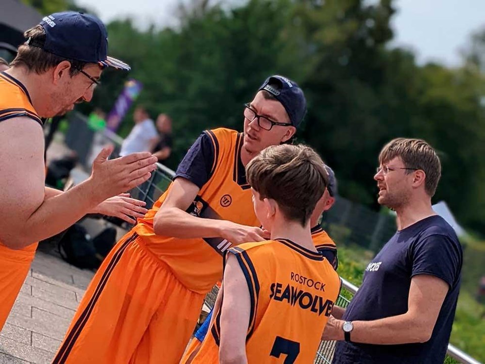 Menschen spielen gemeinsam Sport.