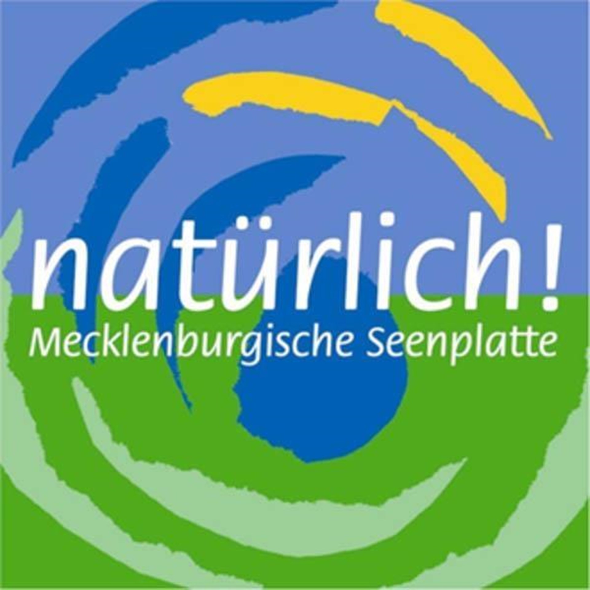 Logo des Landkreises, Ein in blau und grün gehaltener unregelmäßiger Kreis, rechts oben zwei Striche gelb. Text im Vordergrund: natürlich! Mecklenburgische Seenplatte