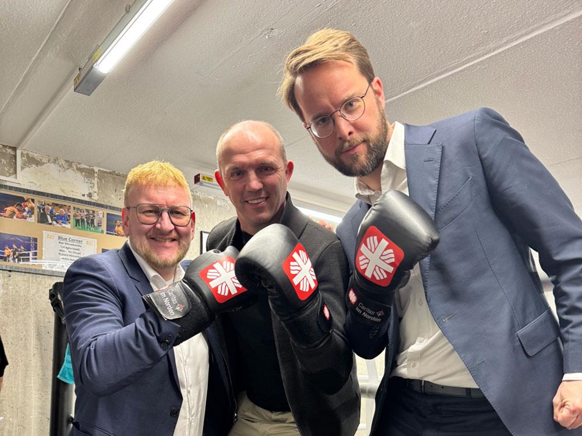 Matthias Timmermann, Jürgen Brähmer, Dr. Friedrich von Schönfeld mit Caritas-Boxhandschuhen