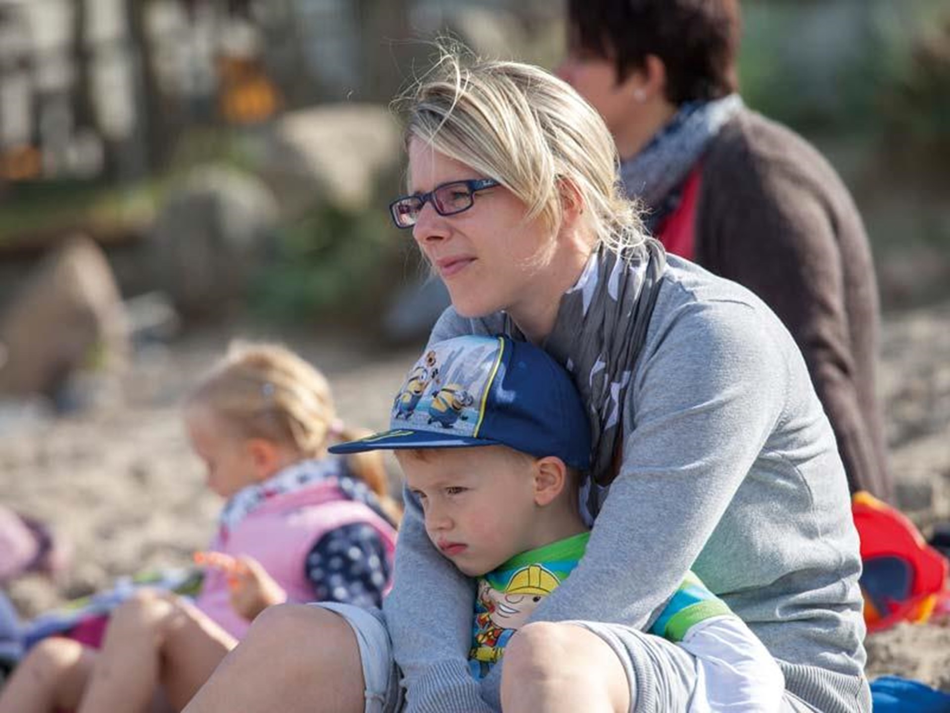 Mutter mit Kleinkind am Strand