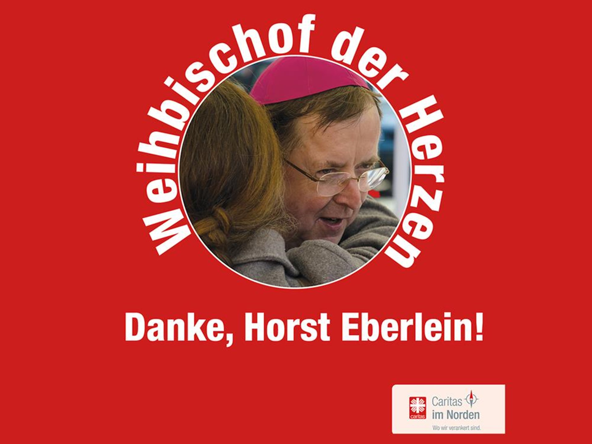 Weihbischof Eberlein wird bei seiner Bischofsweihe im März 2017 herzlich umarmt, mit rotem Hintergrund und Caritas-Logo
