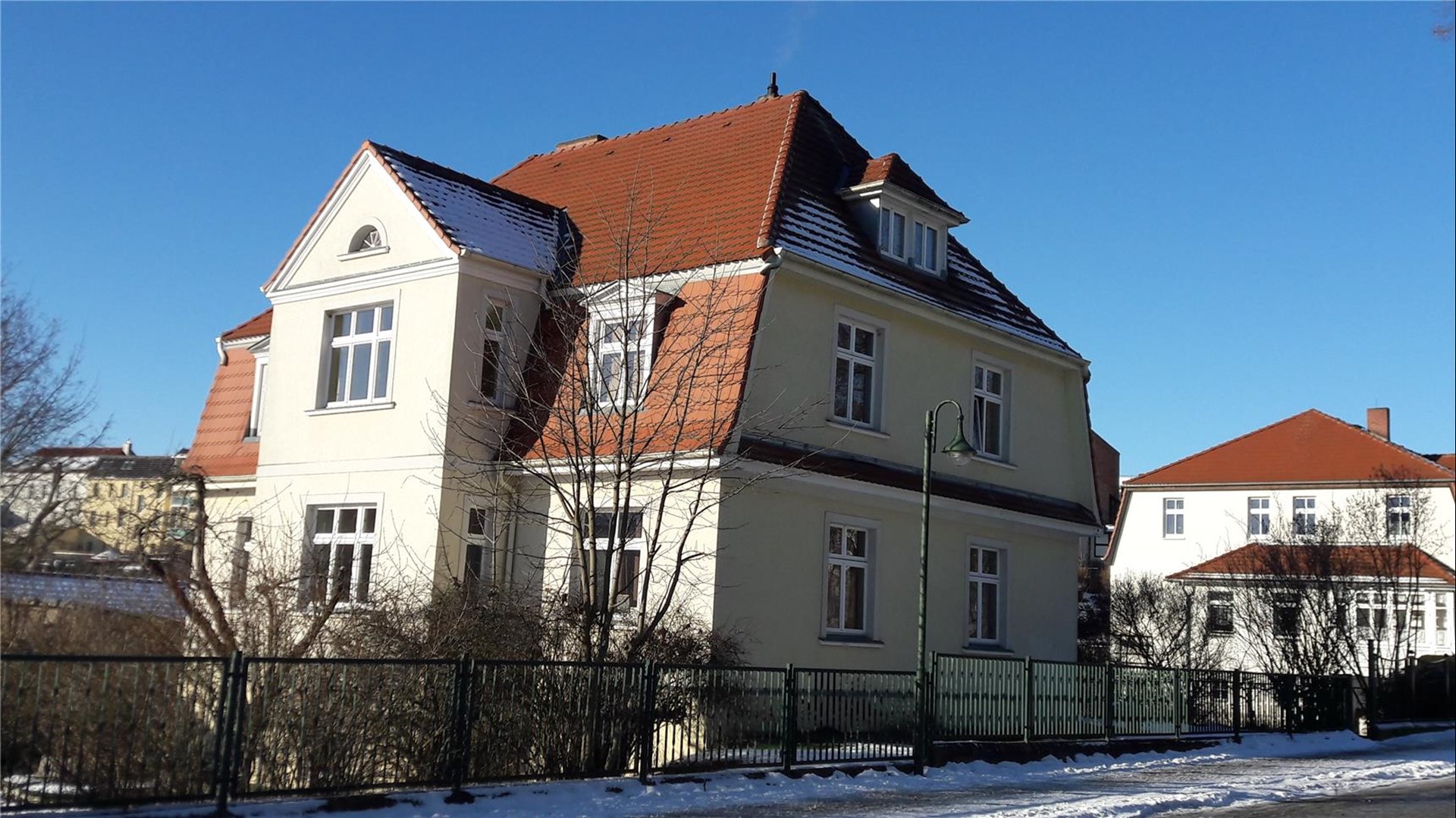 das Betreute Wohnen, von der Straße aus fotografiert